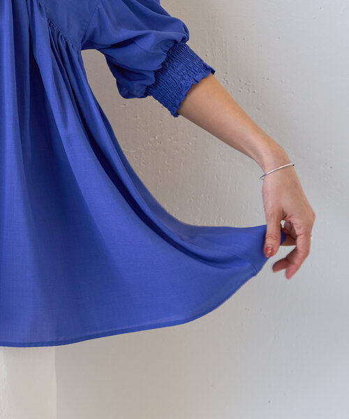 BEARDSLEY（ビアズリー）の「シアーギャザーチュニック（シャツ/ブラウス・レディース・ブラック/ブルー・FREE）」の8枚目の写真