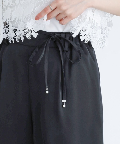 somari imagination(ソマリ イマジネーション)の「『フェイクパールベルト付きサテンカーブパンツ』(その他パンツ・レディース・ラベンダー/ブラック・2/1)」の6枚目の写真