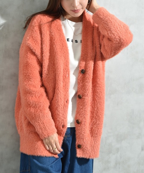 INTERPLANET（インタープラネット）の「フェザーヤーンＶネックカーディガン（カーディガン/ボレロ・レディース・オレンジ/グレイッシュベージュ/チャコールグレー/グリーン・FREE）」の4枚目の写真