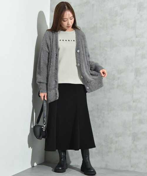 INTERPLANET（インタープラネット）の「フェザーヤーンＶネックカーディガン（カーディガン/ボレロ・レディース・オレンジ/グレイッシュベージュ/チャコールグレー/グリーン・FREE）」の13枚目の写真