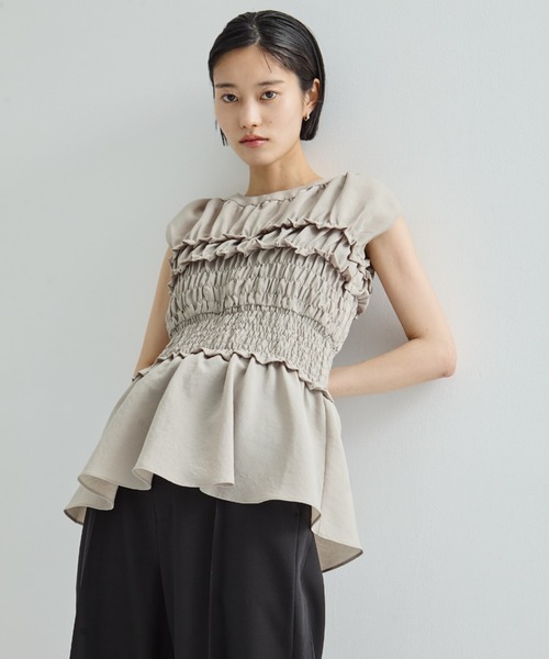 STUDIOUS（ステュディオス）の「【STUDIOUS/ステュディオス】SHIRRING NO SLEEVE TOPS/シャーリングノースリーブトップス／フリル（シャツ/ブラウス・レディース・ブラック/ベージュ・FREE）」の12枚目の写真