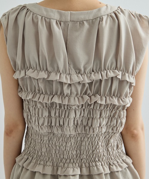 STUDIOUS（ステュディオス）の「【STUDIOUS/ステュディオス】SHIRRING NO SLEEVE TOPS/シャーリングノースリーブトップス／フリル（シャツ/ブラウス・レディース・ブラック/ベージュ・FREE）」の3枚目の写真