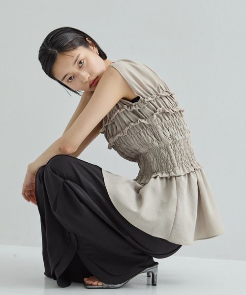 STUDIOUS（ステュディオス）の「【STUDIOUS/ステュディオス】SHIRRING NO SLEEVE TOPS/シャーリングノースリーブトップス／フリル（シャツ/ブラウス・レディース・ブラック/ベージュ・FREE）」の11枚目の写真