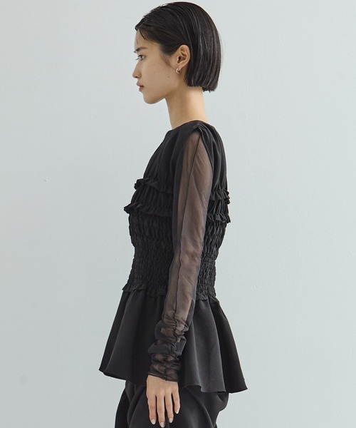 STUDIOUS（ステュディオス）の「【STUDIOUS/ステュディオス】SHIRRING NO SLEEVE TOPS/シャーリングノースリーブトップス／フリル（シャツ/ブラウス・レディース・ブラック/ベージュ・FREE）」の17枚目の写真