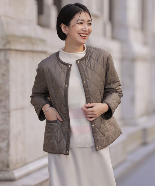 J.PRESS Ladies(J.プレス レディス)の「【WEB限定カラーあり】コンパクトタフタキルティング ブルゾン(ノーカラーコート・レディース・ブラック系/ベージュ系/グレー系/アイボリー系/ネイビー系・S/XS)」の3枚目の写真