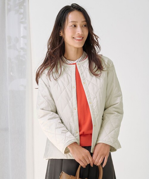 J.PRESS Ladies(J.プレス レディス)の「【WEB限定カラーあり】コンパクトタフタキルティング ブルゾン(ノーカラーコート・レディース・ブラック系/ベージュ系/グレー系/アイボリー系/ネイビー系・S/XS)」の1枚目の写真