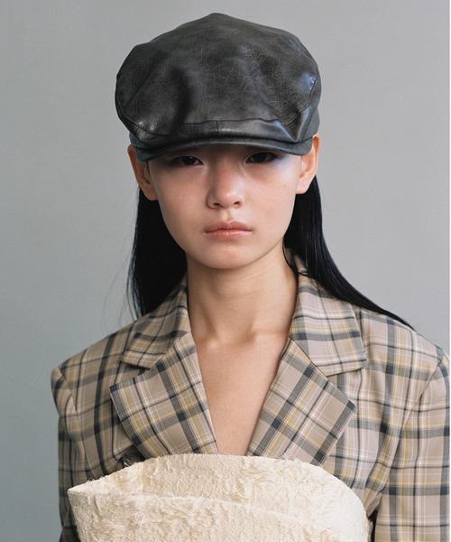 AWESOME NEEDS（オーサムニーズ）の「CLASSIC HUNTING CAP LEATHER（ハンチング/ベレー帽・レディース・ダークウッド/ブラック・FREE）」の2枚目の写真