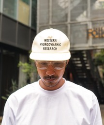 WESTERN HYDRODYNAMIC RESEARCH（ウェスタンハイドロダイナミックリサーチ）の「【Western Hydrodynamic Research/ウェスタン ハイドロダイナミック リサーチ】PROMO HAT　ブランドロゴ刺繍　ドローコード調整（キャップ）」