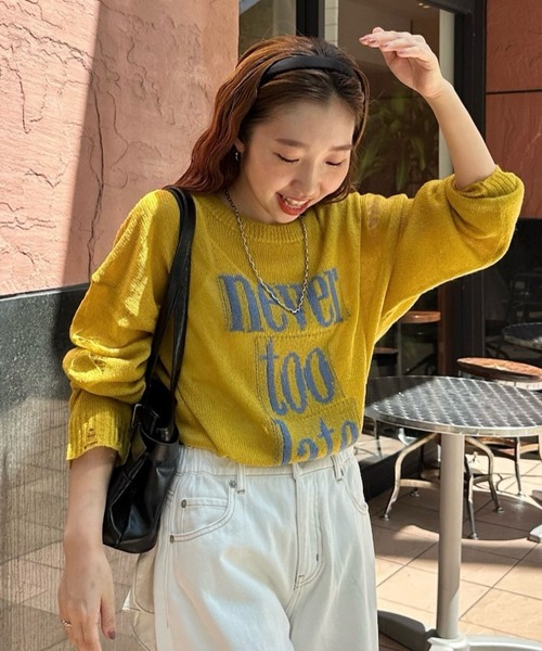 RODEO CROWNS WIDE BOWL（ロデオクラウンズワイドボウル）の「メッセージダメージニットトップス（ニット/セーター・レディース・オフホワイト/チャコールグレー/レッド/イエロー・FREE）」の3枚目の写真