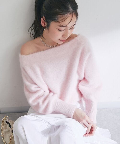 La boutique BonBon（ラブティックボンボン）の「【今すぐお届け！・miki監修】ヘアリーウールカシミヤ混オフショルニット（ニット/セーター・レディース・ミント/オフホワイト/グレー/ピンク/ネイビー・FREE）」の5枚目の写真