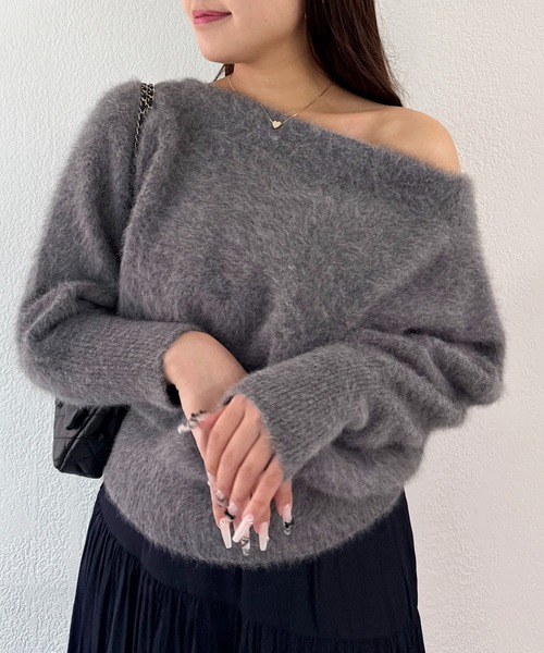 La boutique BonBon（ラブティックボンボン）の「【今すぐお届け！・miki監修】ヘアリーウールカシミヤ混オフショルニット（ニット/セーター・レディース・ミント/オフホワイト/グレー/ピンク/ネイビー・FREE）」の6枚目の写真