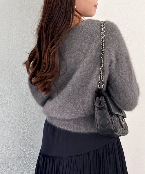 La boutique BonBon（ラブティックボンボン）の「【今すぐお届け！・miki監修】ヘアリーウールカシミヤ混オフショルニット（ニット/セーター・レディース・ミント/オフホワイト/グレー/ピンク/ネイビー・FREE）」の8枚目の写真