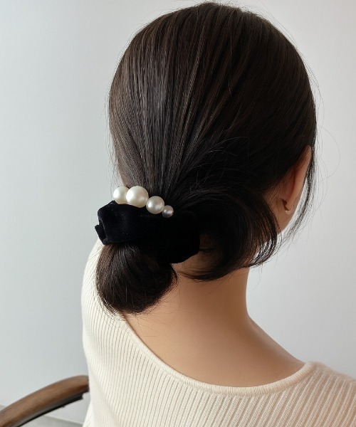 Shelly island（シェリーアイランド）の「パールアクセベロアシュシュ（ヘアゴム・レディース・ブラック/ブラウン・FREE）」の7枚目の写真