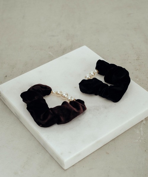 Shelly island（シェリーアイランド）の「パールアクセベロアシュシュ（ヘアゴム・レディース・ブラック/ブラウン・FREE）」の3枚目の写真