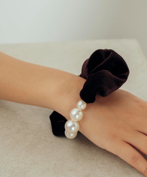 Shelly island（シェリーアイランド）の「パールアクセベロアシュシュ（ヘアゴム・レディース・ブラック/ブラウン・FREE）」の9枚目の写真