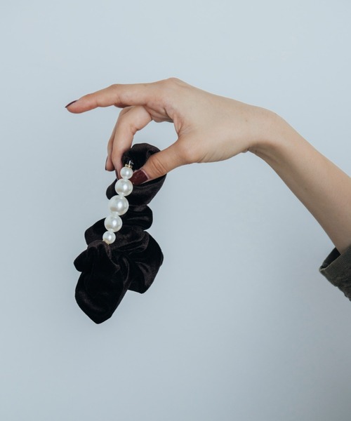 Shelly island（シェリーアイランド）の「パールアクセベロアシュシュ（ヘアゴム・レディース・ブラック/ブラウン・FREE）」の10枚目の写真