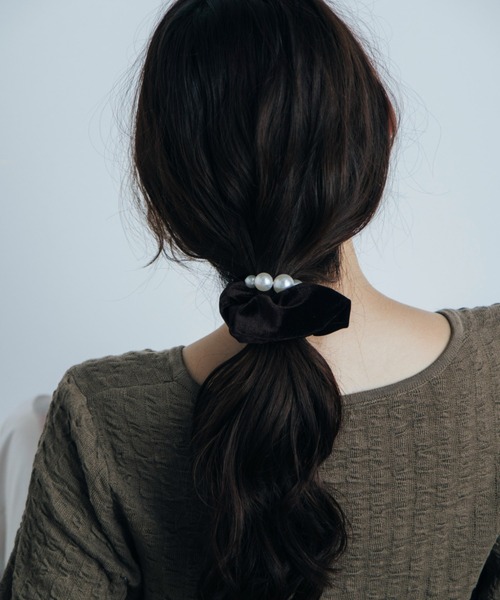 Shelly island（シェリーアイランド）の「パールアクセベロアシュシュ（ヘアゴム・レディース・ブラック/ブラウン・FREE）」の13枚目の写真