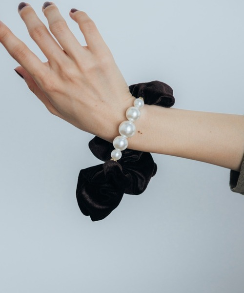 Shelly island（シェリーアイランド）の「パールアクセベロアシュシュ（ヘアゴム・レディース・ブラック/ブラウン・FREE）」の11枚目の写真