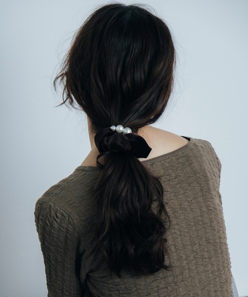 Shelly island（シェリーアイランド）の「パールアクセベロアシュシュ（ヘアゴム・レディース・ブラック/ブラウン・FREE）」の12枚目の写真