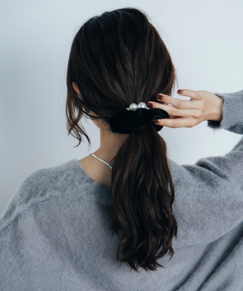 Shelly island（シェリーアイランド）の「パールアクセベロアシュシュ（ヘアゴム・レディース・ブラック/ブラウン・FREE）」の6枚目の写真