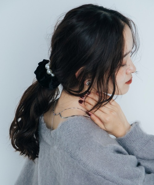 Shelly island（シェリーアイランド）の「パールアクセベロアシュシュ（ヘアゴム・レディース・ブラック/ブラウン・FREE）」の4枚目の写真
