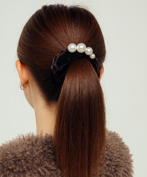 Shelly island（シェリーアイランド）の「パールアクセベロアシュシュ（ヘアゴム・レディース・ブラック/ブラウン・FREE）」の14枚目の写真
