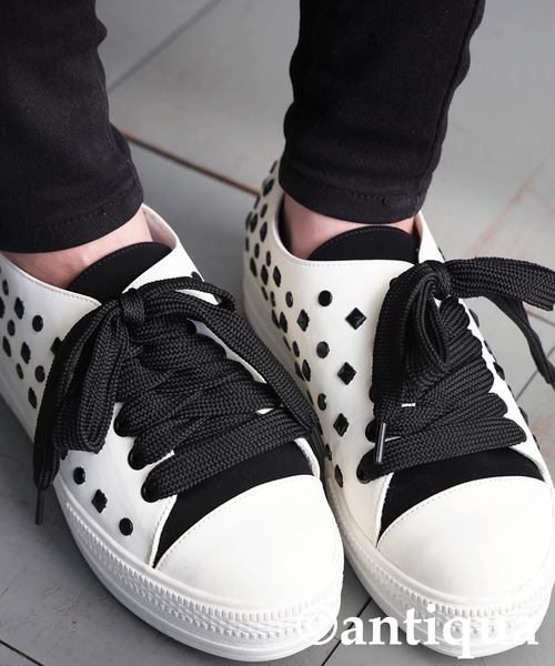 antiqua(アンティカ)の「スタッズ厚底 スニーカー(スニーカー・レディース・ホワイト/ブラック・S/M/L/LL)」の1枚目の写真