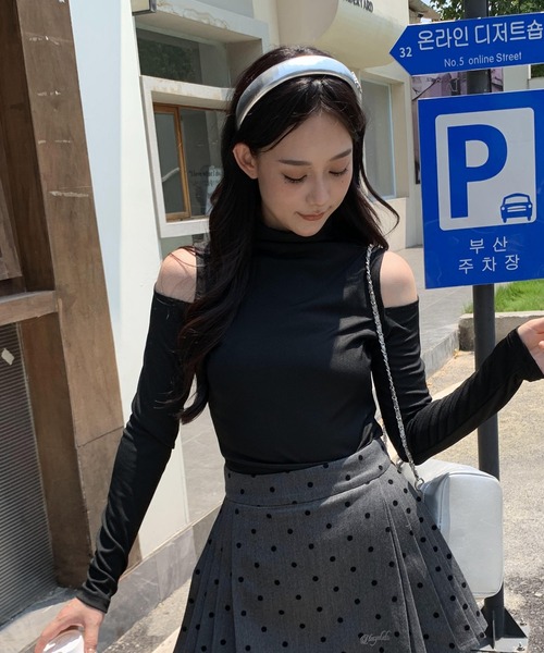 ARCADE（アーケード）の「肩出し オープンオフショルダー タートルネック カットソー -ARCADE Limited Line-（Tシャツ/カットソー・レディース・ブラウン/ブラック/ホワイト・FREE）」の4枚目の写真