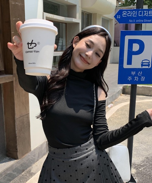 ARCADE（アーケード）の「肩出し オープンオフショルダー タートルネック カットソー -ARCADE Limited Line-（Tシャツ/カットソー・レディース・ブラウン/ブラック/ホワイト・FREE）」の8枚目の写真