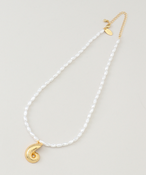 Kenneth Jay Lane(ネスジェイレーン)の「【Kenneth Jay Lane/ケネス ジェイ レーン】 seashell pendant ネックレス(ネックレス・レディース・ゴールド・FREE)」の2枚目の写真