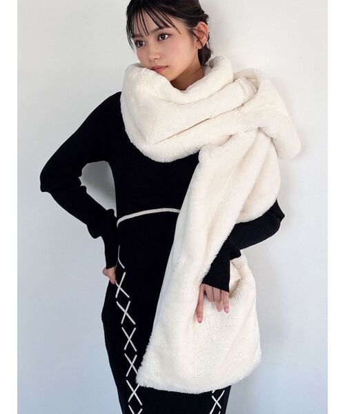 RESEXXY（リゼクシー）の「フェイクファーマフラー（マフラー・レディース・ブラック/ホワイト・FREE）」の2枚目の写真