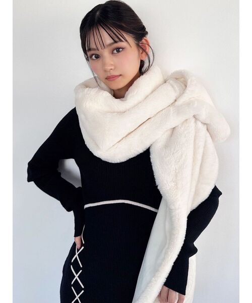 RESEXXY（リゼクシー）の「フェイクファーマフラー（マフラー・レディース・ブラック/ホワイト・FREE）」の4枚目の写真