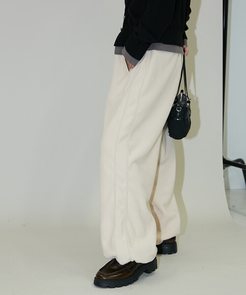 PUBLUX(パブリュクス)の「PUBLUX/パブリュクス 裾 ドローコード付き フリース イージーパンツ 限定展開(その他パンツ・レディース・ナチュラル/チャコールグレー/ブラウン・フリ-)」の7枚目の写真