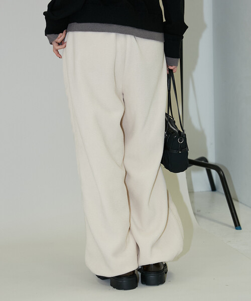 PUBLUX(パブリュクス)の「PUBLUX/パブリュクス 裾 ドローコード付き フリース イージーパンツ 限定展開(その他パンツ・レディース・ナチュラル/チャコールグレー/ブラウン・フリ-)」の4枚目の写真