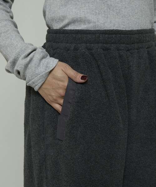PUBLUX(パブリュクス)の「PUBLUX/パブリュクス 裾 ドローコード付き フリース イージーパンツ 限定展開(その他パンツ・レディース・ナチュラル/チャコールグレー/ブラウン・フリ-)」の14枚目の写真