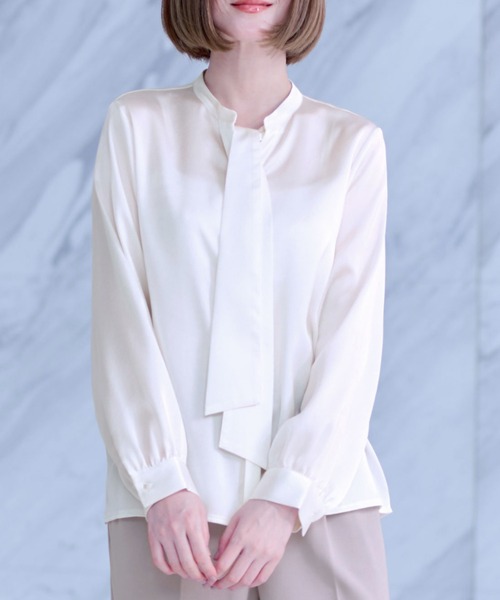 AOYAMA（アオヤマ）の「華やかさが目を引く微光沢素材!取り外しタイ付ブラウス（シャツ/ブラウス・レディース・ブラック/サックスブルー/ホワイト/ピンク・S/M/L/LL）」の2枚目の写真