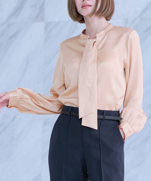 AOYAMA（アオヤマ）の「華やかさが目を引く微光沢素材!取り外しタイ付ブラウス（シャツ/ブラウス・レディース・ブラック/サックスブルー/ホワイト/ピンク・S/M/L/LL）」の4枚目の写真