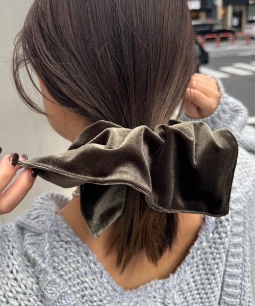 CIAOPANIC TYPY(チャオパニックティピー)の「lilプレート付きベロアBIGシュシュ(シュシュ・レディース・ブラック/ベージュ/カーキ/サックスブルー・ONE SIZE)」の3枚目の写真