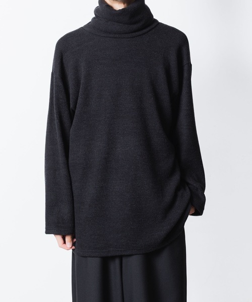 ato（アトウ）の「JACKAL RIB OVERSIZED TURTLE-NECK（ニット/セーター・メンズ・ブラック/グレイッシュベージュ・46/48）」の3枚目の写真