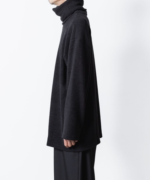 ato（アトウ）の「JACKAL RIB OVERSIZED TURTLE-NECK（ニット/セーター・メンズ・ブラック/グレイッシュベージュ・46/48）」の5枚目の写真