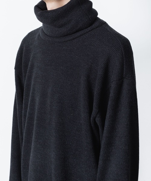 ato（アトウ）の「JACKAL RIB OVERSIZED TURTLE-NECK（ニット/セーター・メンズ・ブラック/グレイッシュベージュ・46/48）」の8枚目の写真