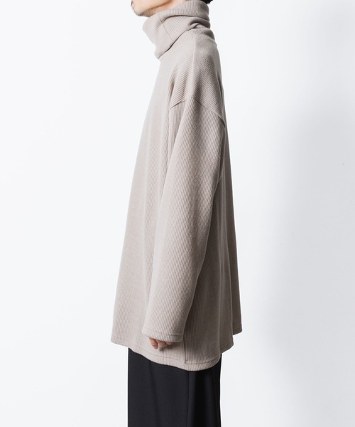ato（アトウ）の「JACKAL RIB OVERSIZED TURTLE-NECK（ニット/セーター・メンズ・ブラック/グレイッシュベージュ・46/48）」の15枚目の写真