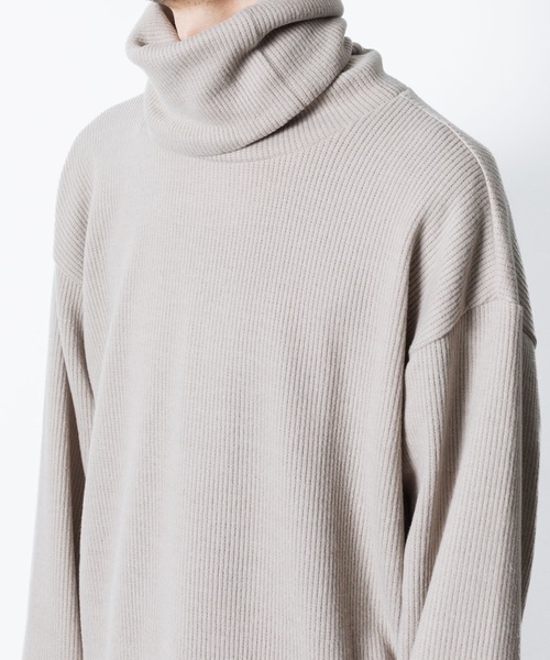 ato（アトウ）の「JACKAL RIB OVERSIZED TURTLE-NECK（ニット/セーター・メンズ・ブラック/グレイッシュベージュ・46/48）」の18枚目の写真