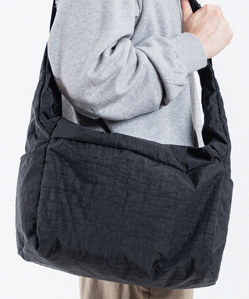 MONSTER REPUBLIC(モンスターリパブリック)の「COME IN MESSENGER BAG / BLACK(メッセンジャーバッグ・レディース・ブラック・FREE)」の2枚目の写真