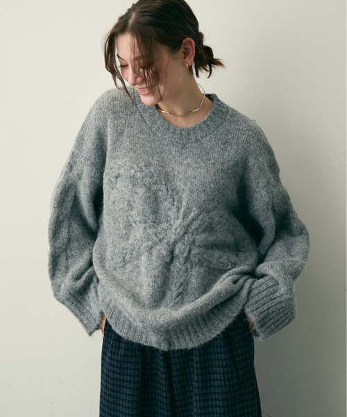 Lunea（ルネア）の「リボンジャガードケーブルニット（ニット/セーター・レディース・グレー/アイボリー/キャメル/ネイビー・FREE）」の2枚目の写真