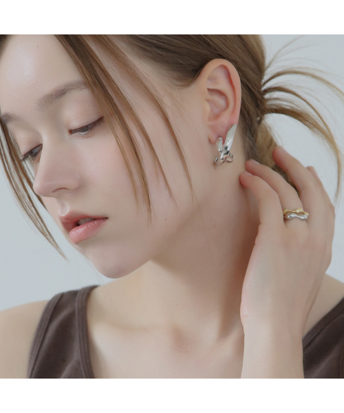 DIEUAMOUR（ディユーアモール）の「ビレタボールドイヤリング（ピアス（両耳用）・レディース・ホワイトゴールド/イエローゴールド・FREE）」の4枚目の写真