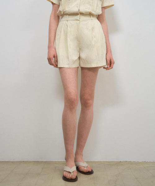 WEDNESDAYOASISFORWOMEN(ウェンズデー オアシス フォー ウーマン)の「アトリエツーピンタックショートパンツ_LIGHT BEIGE(W25-PT20)(その他パンツ・レディース・オートミール・FREE)」の1枚目の写真