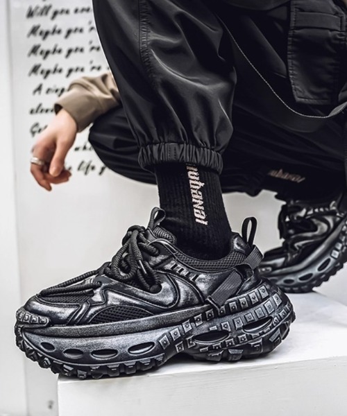 A'GEM9(エージェムナイン)の「A'GEM/9 × .kom 『select/セレクト』CHUNKY TRAIL SNEAKERS/チャンキートレイル厚底スニーカー(スニーカー・メンズ・グレー/ブラック・27/26)」の2枚目の写真