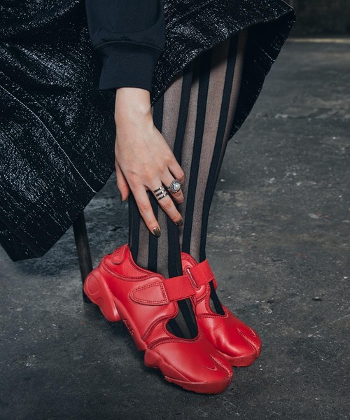 NIKE(ナイキ)の「ナイキ エア リフト ウィメンズシューズ / Nike Air Rift Women's Shoes HM5737-600 Fire Red(スニーカー・レディース・レッド系その他・25/24/23/26/22)」の2枚目の写真