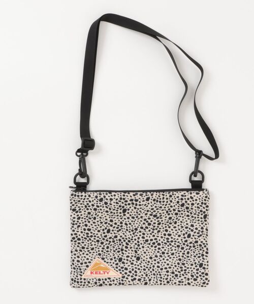 KELTY(ケルティ)の「約109gの軽量設計【KELTY】ES FLAT POUCH S サコッシュ ショルダーバッグ 軽量(ショルダーバッグ・レディース・ホワイト系/マスタード/ネイビー/ベージュ/ブラック系/タン/セージグリーン/アニマル/スカイブルー/オリーブ/ブラウン系/ブラック/レオパード・ONE SIZE)」の2枚目の写真